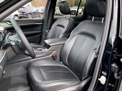 Certified 2024 Jeep Grand Cherokee Limited w/ Black Appearance Package AWD/4WD image 8