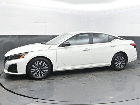Used 2025 Nissan Altima 2.5 SV FWD image 5