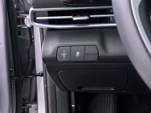 Used 2025 Hyundai Elantra Limited image 29