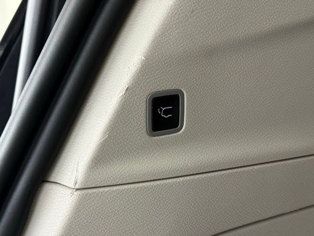 Used 2024 Chrysler Pacifica Touring-L AWD/4WD image 5