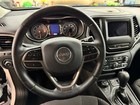 Used 2019 Jeep Cherokee Latitude w/ Cold Weather Group AWD/4WD image 19