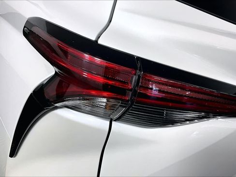 Used 2021 Toyota Sienna Platinum FWD image 28
