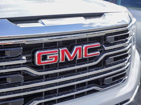Used 2024 GMC Sierra 1500 SLT image 3