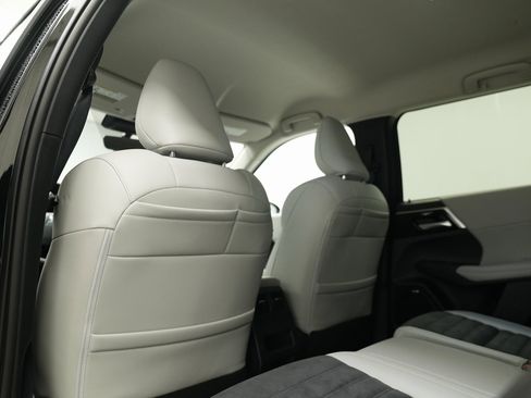 New 2025 Mitsubishi Outlander SE image 21