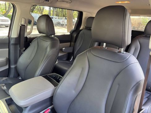 Used 2026 Kia Carnival FWD image 40