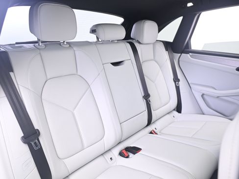 Certified 2023 Porsche Macan AWD/4WD image 19