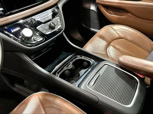 Used 2021 Chrysler Pacifica Limited w/ Uconnect Theater Family Group FWD image 12