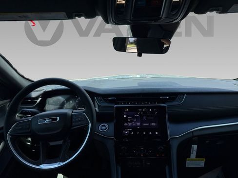 New 2025 Jeep Grand Cherokee Laredo image 2