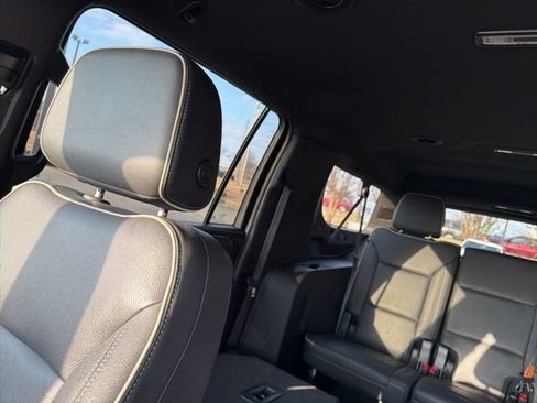 Used 2023 Chevrolet Suburban Premier image 16