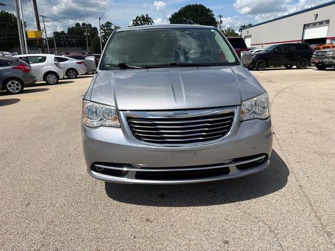 Used 2014 Chrysler Town & Country Touring FWD image 3