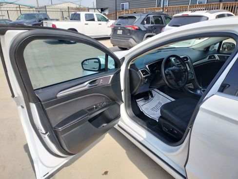 Used 2018 Ford Fusion SE w/ Fusion SE Technology Package image 17