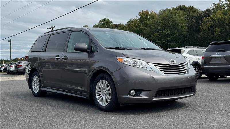 Used 2017 Toyota Sienna XLE w/ XLE Navigation Package FWD image 4