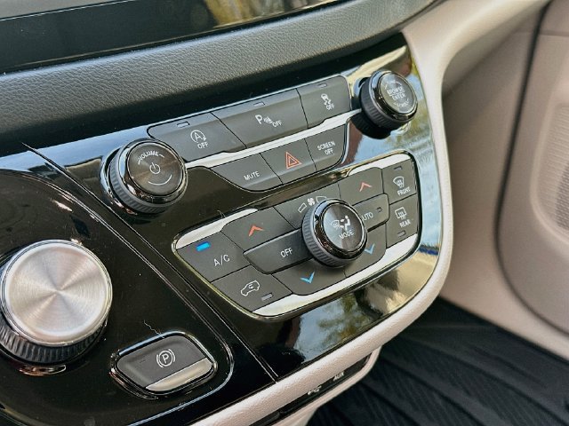 Used 2019 Chrysler Pacifica Touring Plus w/ Tire & Wheel Group FWD image 16