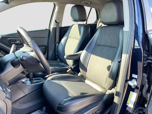 Used 2022 Chevrolet Trax LT w/ LT Convenience Package FWD image 19