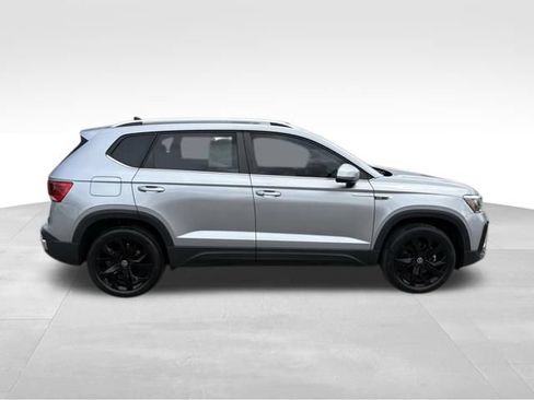 Used 2022 Volkswagen Taos SE FWD image 9