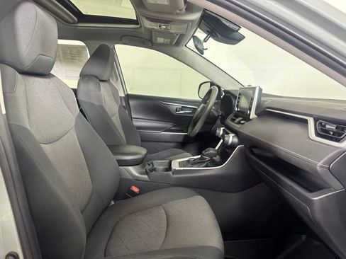Used 2019 Toyota RAV4 XLE AWD/4WD image 4