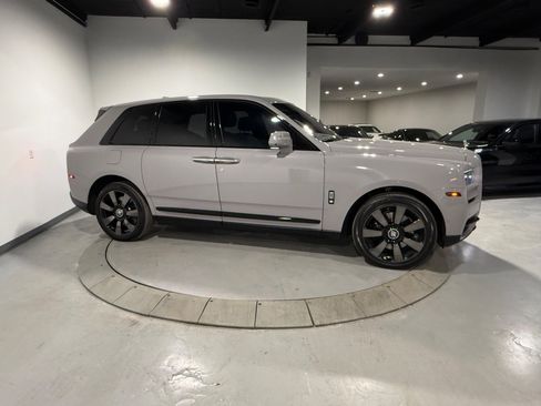 Used 2023 Rolls-Royce Cullinan w/ Cullinan Package image 15