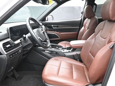 Used 2024 Kia Telluride EX w/ EX Captain's Chair Package image 15