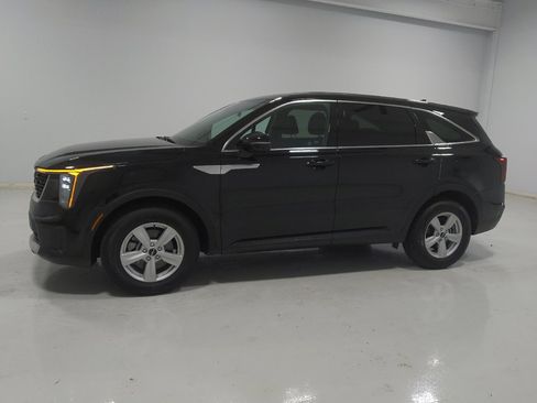 Used 2024 Kia Sorento LX FWD image 2