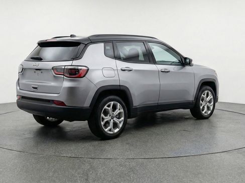 Used 2025 Jeep Compass Latitude AWD/4WD image 9