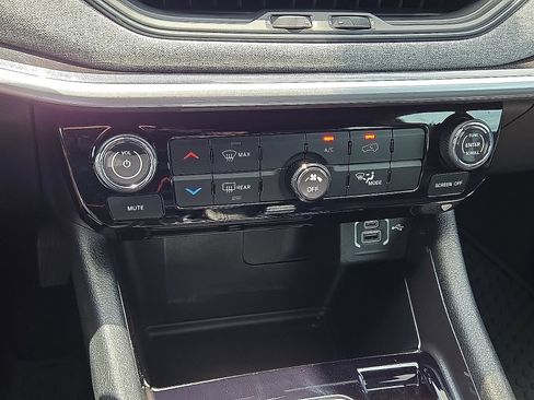 Used 2024 Jeep Compass Latitude w/ Sun and Sound Group AWD/4WD image 30