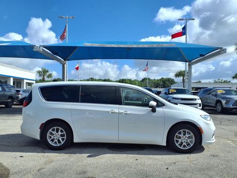 Used 2023 Chrysler Pacifica Touring-L FWD image 21