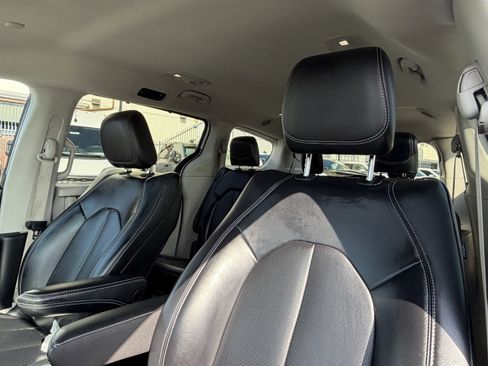 Certified 2023 Chrysler Pacifica Touring-L FWD image 22