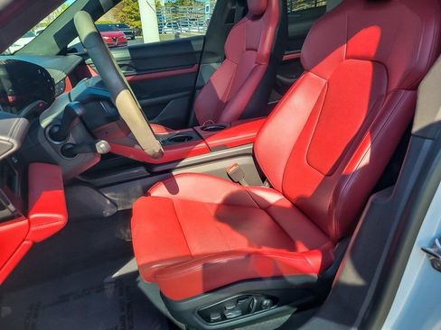 Used 2022 Porsche Taycan Turbo image 8