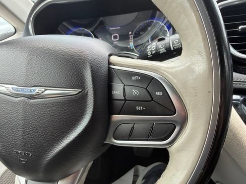 Used 2019 Chrysler Pacifica Limited FWD image 33