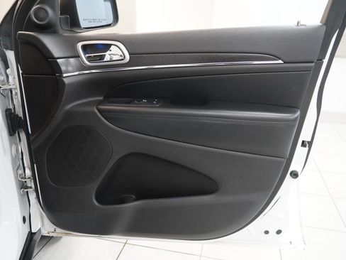 Used 2018 Jeep Grand Cherokee Limited image 31