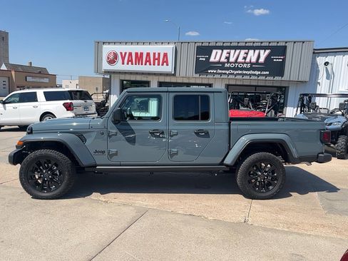 Used 2024 Jeep Gladiator Sport AWD/4WD image 8