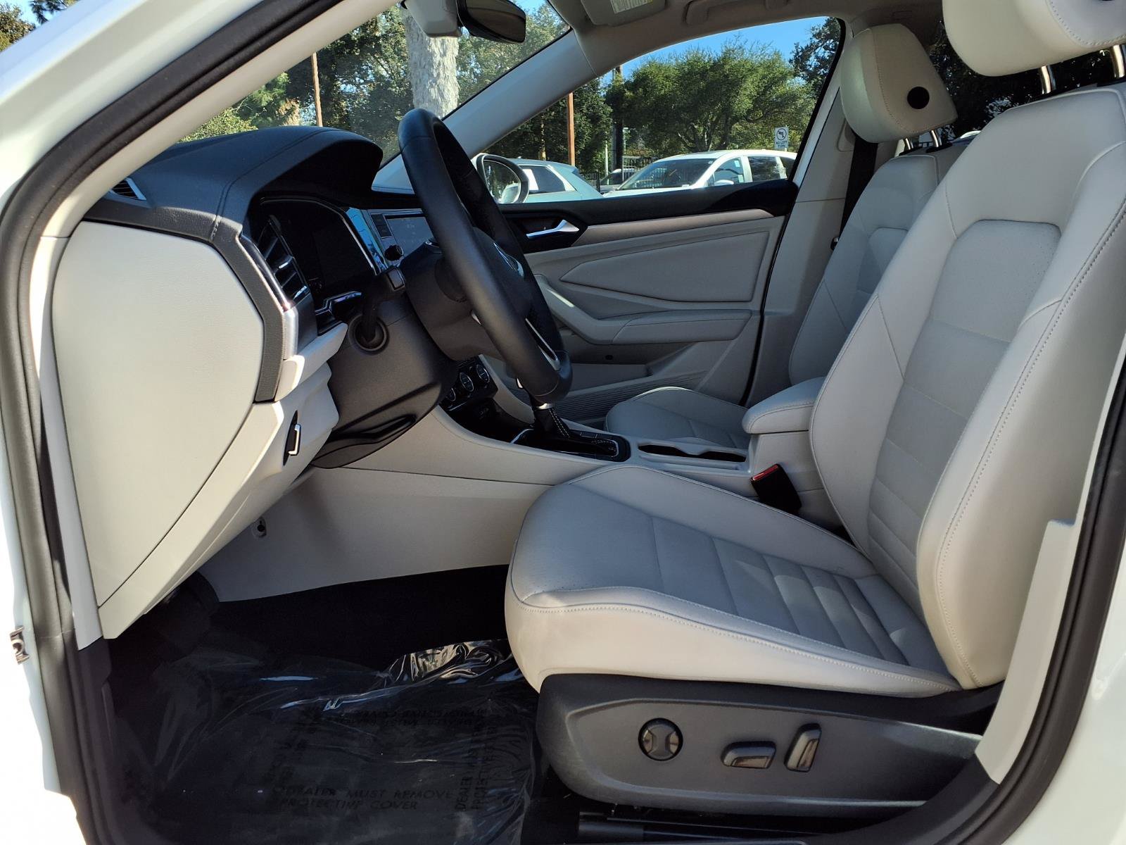 Used 2024 Volkswagen Jetta SE w/ Panoramic Sunroof Package FWD image 16