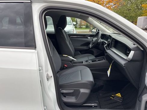 New 2025 Volkswagen Tiguan SE image 9