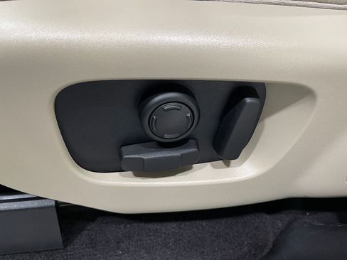 Used 2018 Land Rover Discovery HSE image 18