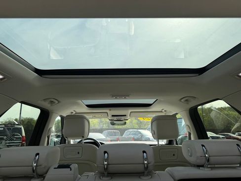 Used 2024 Land Rover Discovery S image 15