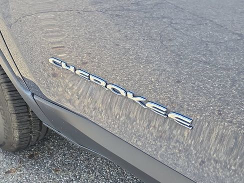 Used 2021 Jeep Cherokee Latitude Lux w/ Comfort/Convenience Group AWD/4WD image 40