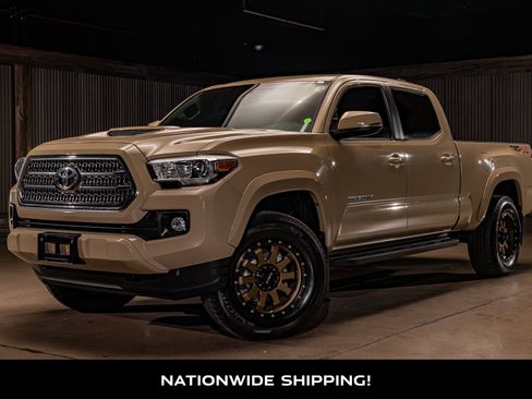 Used 2017 Toyota Tacoma TRD Sport AWD/4WD image 4