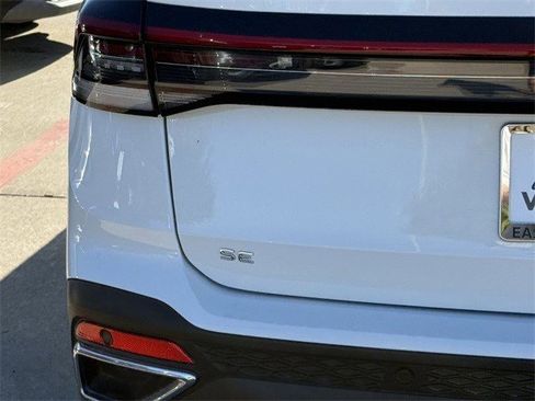 Certified 2025 Volkswagen Taos SE image 6
