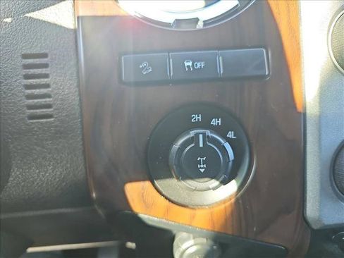 Used 2014 Ford F250 Lariat w/ Lariat Interior Package image 17