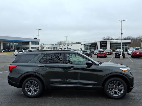 Used 2022 Ford Explorer XLT w/ Equipment Group 202A image 8