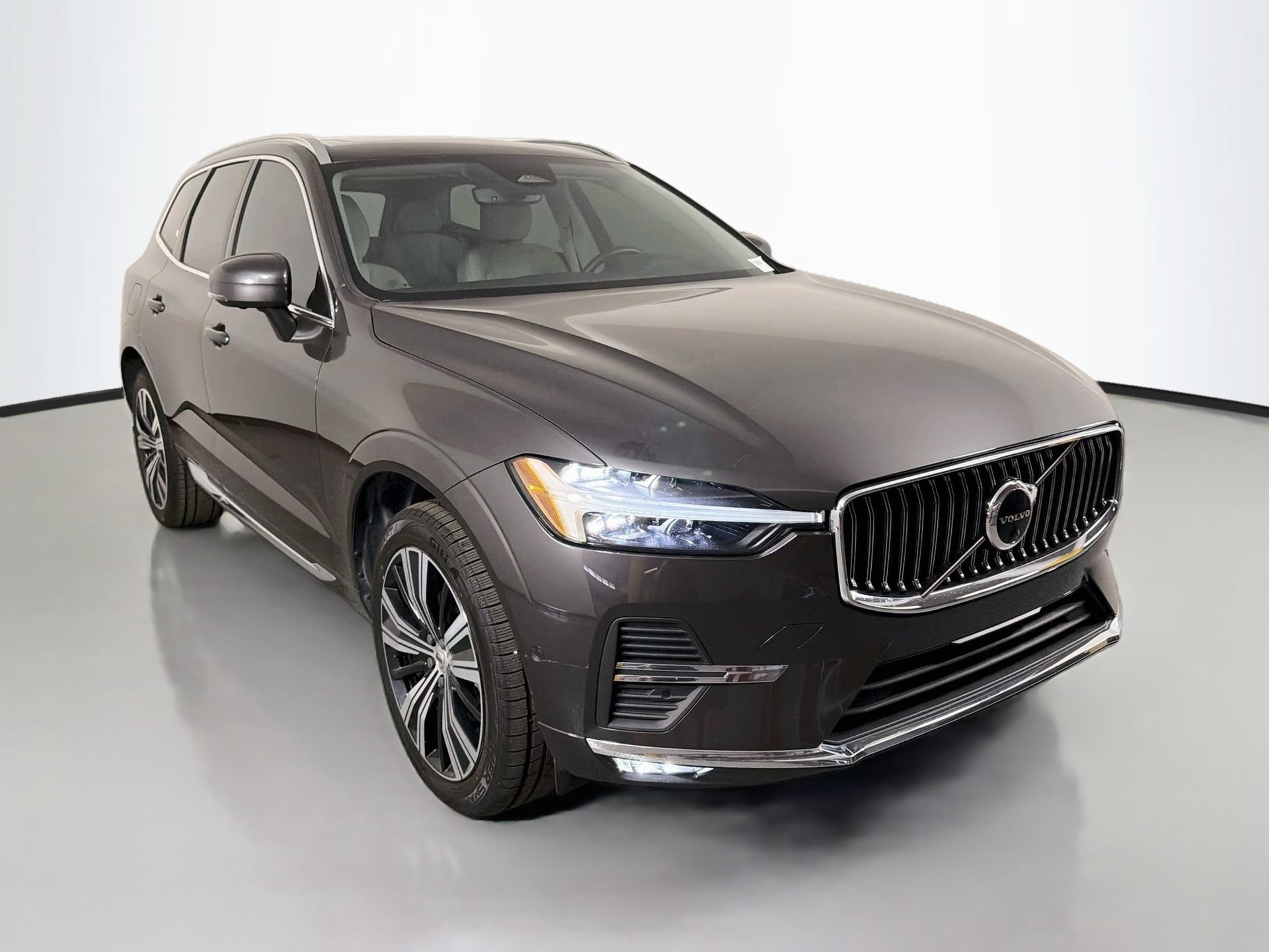 Certified 2023 Volvo XC60 B5 Plus w/ Protection Package Premier FWD image 3