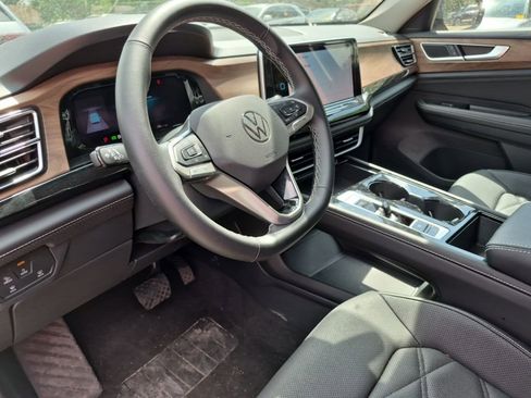 Used 2025 Volkswagen Atlas SE image 6