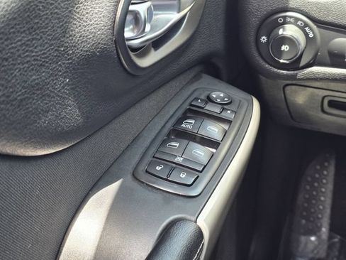 Used 2018 Jeep Cherokee Latitude FWD image 15