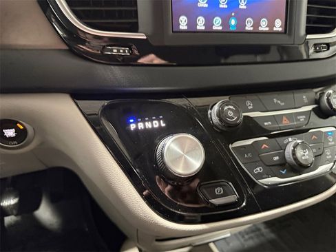 Used 2018 Chrysler Pacifica Touring Plus image 21