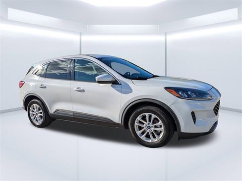 Used 2020 Ford Escape SE image 2