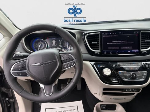 Used 2023 Chrysler Pacifica Touring-L FWD image 14