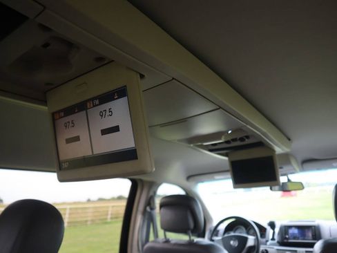 Used 2010 Volkswagen Routan SE FWD image 32