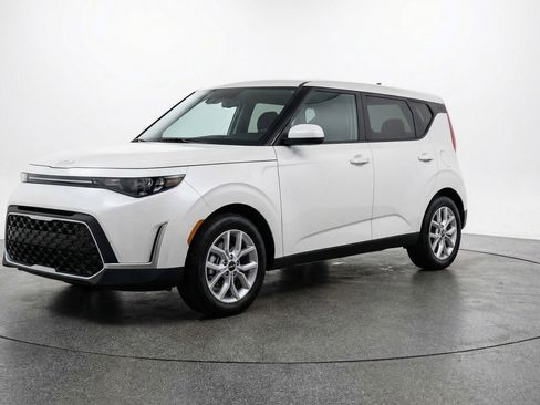 Used 2025 Kia Soul LX w/ LX Technology Package FWD image 3