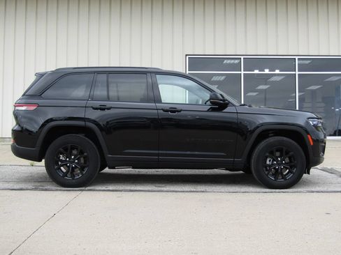Used 2025 Jeep Grand Cherokee Altitude AWD/4WD image 2