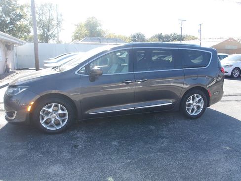 Used 2018 Chrysler Pacifica Touring-L w/ Advanced Safetytec Group image 4